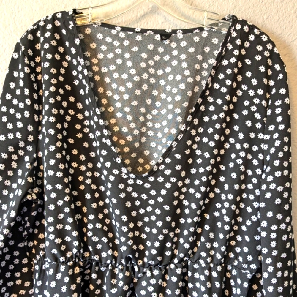 Black and White Ruffled Long Sleeve Blouse Sz. XXL - Picture 5 of 7